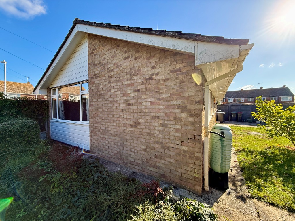 Lot: 116 - DETACHED BUNGALOW FOR REFURBISHMENT AND REPAIR - Side view of property